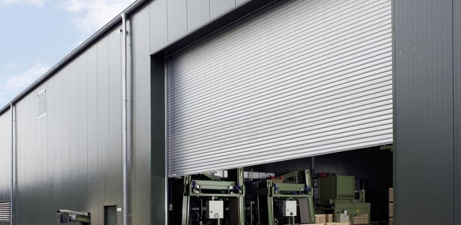 Eine sehr große Industriehalle mit einem großen Rolltor.